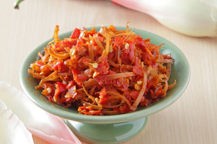 Hidangan sambal terasi kecombrang untuk pelengkap makan nasi liwet Sunda.