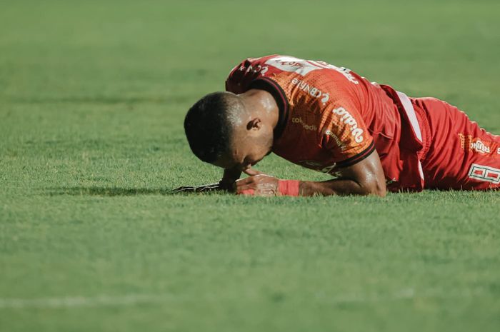 Pemain Bali United yang tertunduk lesu usai kalah lawan Barito Putera dengan skor 2-1