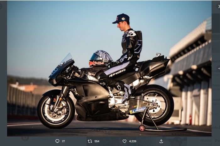 Adik Marc Marquez, Alex Marquez, berada di atas motor Desmosedici Ducati