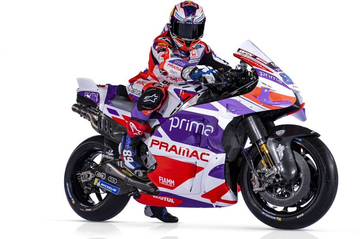Pembalap Prima Pramac Racing, Jorge Martin, berpose dengan livery anyar untuk MotoGP 2023.