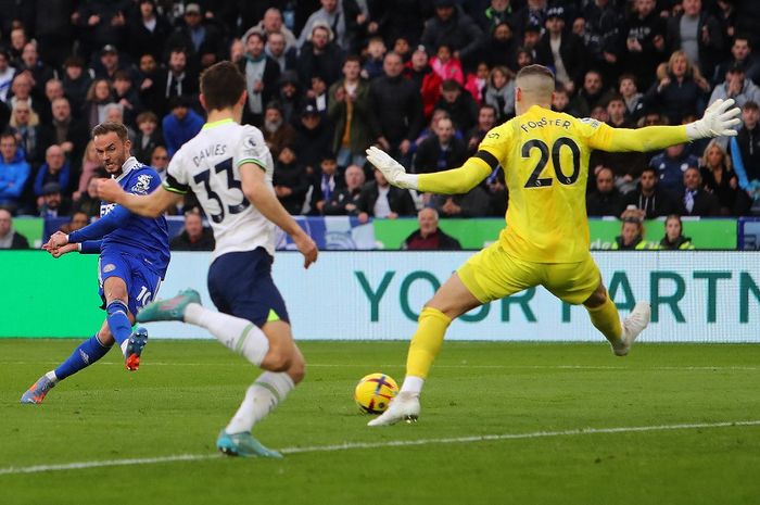Gelandang Leicester City, James Maddison, mencetak gol ke gawang Tottenham Hotspur pada partai pekan ke-23 Liga Inggris 2022-2023 di King Power Stadium, Sabtu (11/2/2023).