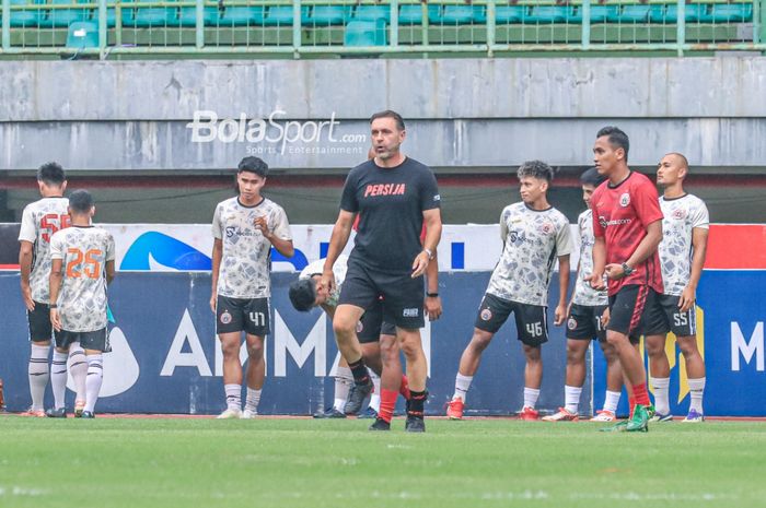 Pelatih Persija Jakarta, Thomas Doll (depan), sedang memantau para pemainnya berlatih di Stadion Patriot Candrabhaga, Bekasi, Jawa Barat, Sabtu (11/2/2023) siang.