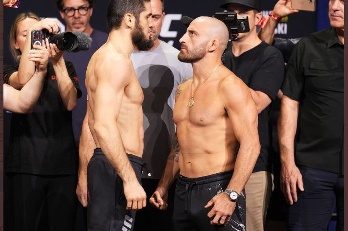 Sesi staredown terakhir antara Islam Makhachev dan Alexander Volkanovski jelang UFC 284 pada seremoni penimbangan berat badan, Sabtu (11/2/2023)