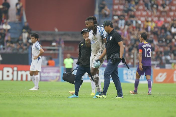 Penyerang PSIS Semarang, Carlos Fortes, mengalami cedera pada laga pekan ke-22 Liga 1 2022/2023 saat bertanding melawan Persik Kediri, Sabtu (4/2/2023).