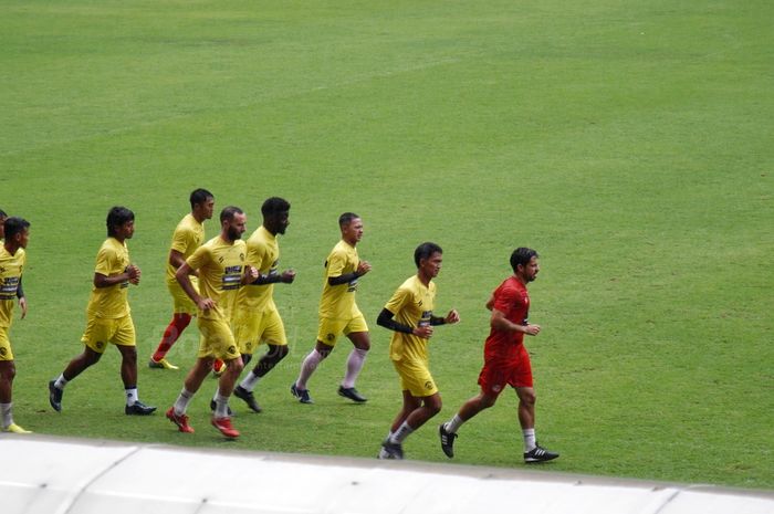 Arema FC menjalani offisial training untuk menghadapi Persija Jakarta di Stadion Patriot, Bekasi, Jawa Barat, Sabtu (11/2/2023) 