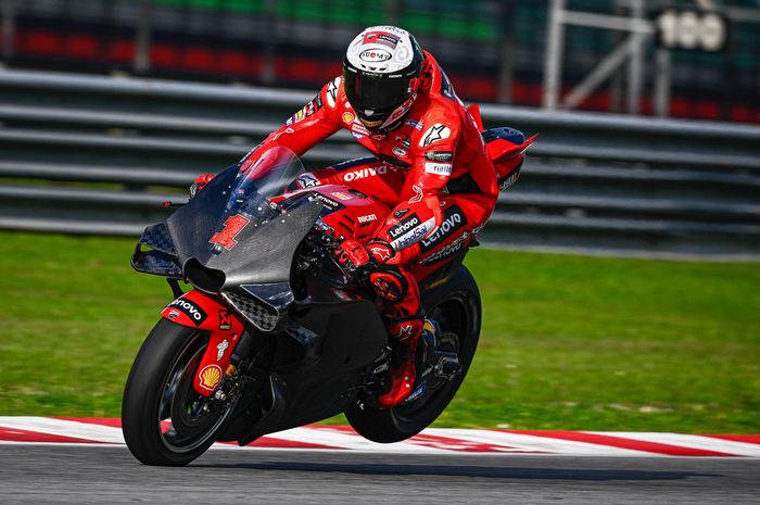 Pembalap Ducati Lenovo, Francesco Bagnaia, tampil dengan motor baru saat tes pramusim MotoGP di Sirkuit Sepang, Malaysia, 10 Februari 2023.