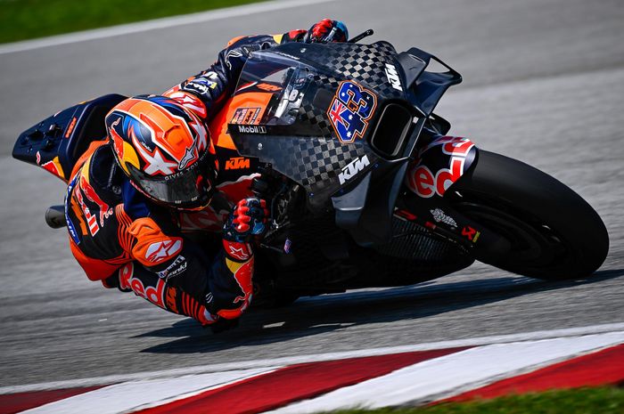 Pembalap Red Bull KTM, Jack Miller, saat tampil pada hari pertama Tes Pramusim MotoGP di Sirkuit Sepang, Malaysia, 10 Februari 2023.