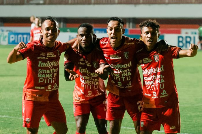Selebrasi tim Bali United usai cetak gol pertama lawan Persib Bandung pada lanjutan pekan ke-23 di Stadion Maguwoharjo, Sleman, Jumat (10/2/2023)