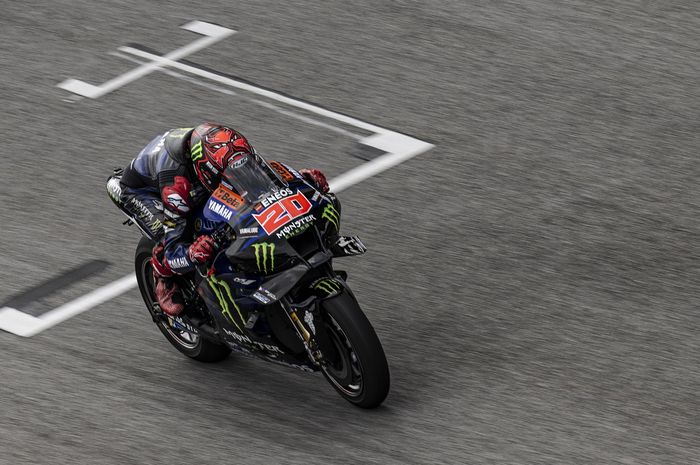 Pembalap Monster Energy Yamaha, Fabio Quartararo, saat tampil pada tes pramusim MotoGP di Sirkuit Sepang, Malaysia, 10 Februari 2023.