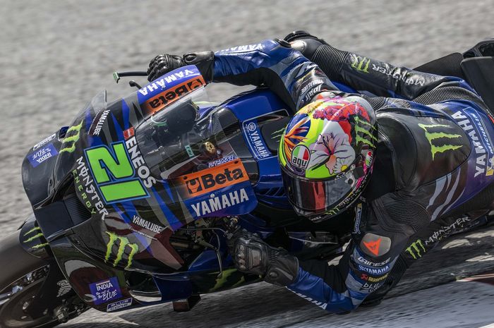 Pembalap Monster Energy Yamaha, Franco Morbidelli, mengendarai motornya saat tes pramusim MotoGP di Sirkuit Sepang, Malaysia, 10 Februari 2023.