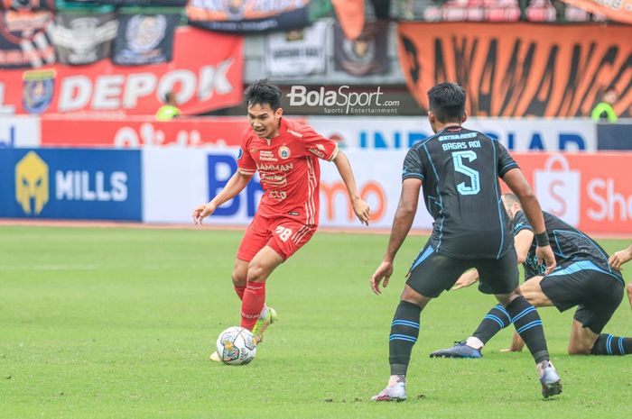 Pemain sayap kanan Persija Jakarta, Witan Sulaeman, sedang menguasai bola saat bertanding dalam laga pekan ke-24 Liga 1 2022 di Stadion Patriot Candrabhaga, Bekasi, Jawa Barat, 12 Februari 2023.