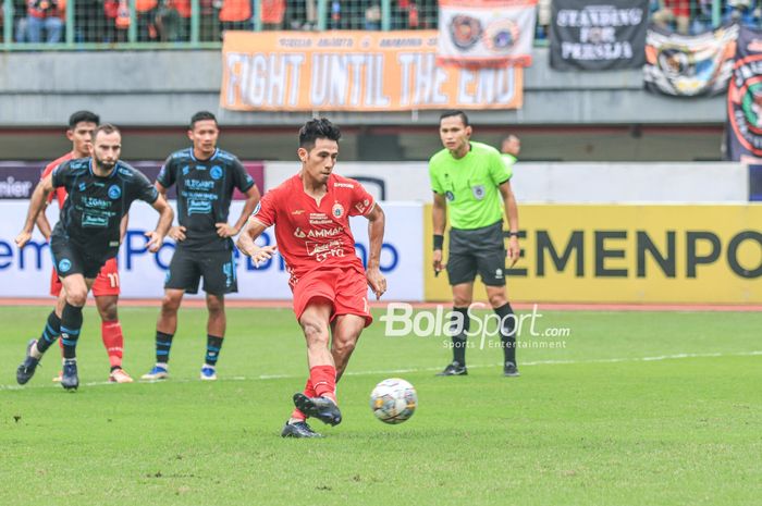 Gelandang Persija Jakarta, Hanif Sjahbandi, sedang menendang penalti dalam laga pekan ke-24 Liga 1 2022 di Stadion Patriot Candrabhaga, Bekasi, Jawa Barat, 12 Februari 2023.