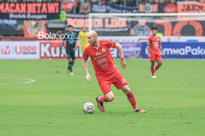 Penyerang asing Persija Jakarta, Michael Krmencik, sedang menguasai bola saat bertanding dalam laga pekan ke-24 Liga 1 2022 di Stadion Patriot Candrabhaga, Bekasi, Jawa Barat, 12 Februari 2023.