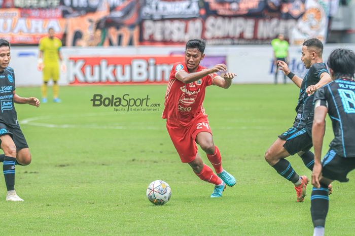 Gelandang Persija Jakarta, Resky Fandi, sedang menguasai bola saat berlaga dalam laga pekan ke-24 Liga 1 2022 di Stadion Patriot Candrabhaga, Bekasi, Jawa Barat, 12 Februari 2023.