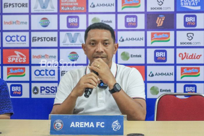 Pelatih Arema FC, I Putu Gede Dwi Santoso, sedang memberikan keterangan kepada awak media seusai laga pekan ke-24 Liga 1 2022 di Stadion Patriot Candrabhaga, Bekasi, Jawa Barat, 12 Februari 2023.