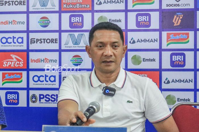 Pelatih Arema FC, I Putu Gede Dwi Santoso, saat menghadiri sesi jumpa pers seusai laga pekan ke-24 Liga 1 2022 di Stadion Patriot Candrabhaga, Bekasi, Jawa Barat, 12 Februari 2023.