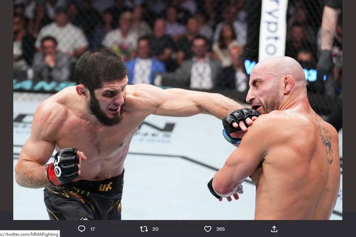 Petarung juara kelas ringan, Islam Makhachev, memukul juara kelas bulu, Alexander Volkanvoksi, dalam laga perebutan gelar kelas ringan saat UFC 284 di RAC Arena, Perth, Australia, 12 Februari 2023.