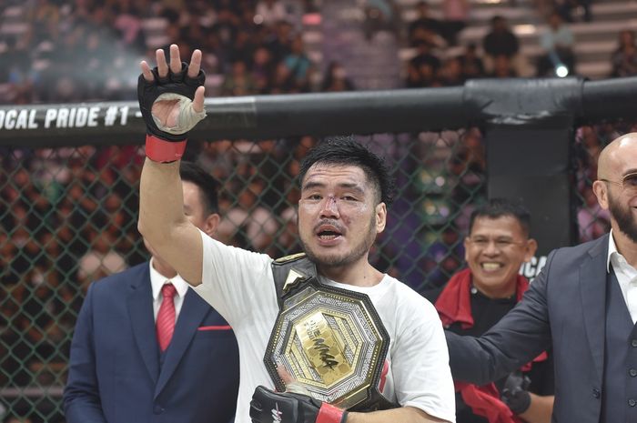 Petarung kelas ringan, Angga Yudha, merayakan keberhasilannya mempertahankan gelar saat One Pride MMA Fight Night 66 yang dihelat di GOR Sritex, Surakarta, Jawa Tengah, 11 Februari 2023.