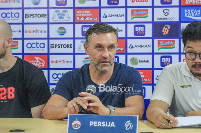 Pelatih Persija Jakarta, Thomas Doll, sedang memberikan keterangan kepada awak media seusai laga pekan ke-24 Liga 1 2022 di Stadion Patriot Candrabhaga, Bekasi, Jawa Barat, 12 Februari 2023.