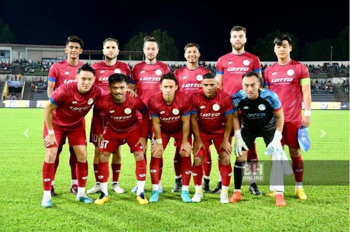 Saddil Ramdani berpose bersama rekan-rekan setimnya di Sabah FC menjelang pertandingan uji coba melawan klub asal Singapura, Geylang International FC.