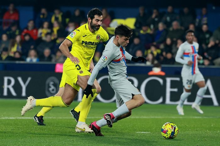 Gelandang Barcelona, Pedri (kanan), mencetak gol ke gawang Villarreal pada pekan ke-21 Liga Spanyol musim 2022-2023 di Estadio de la Ceramica, Senin (13/2/2023) 