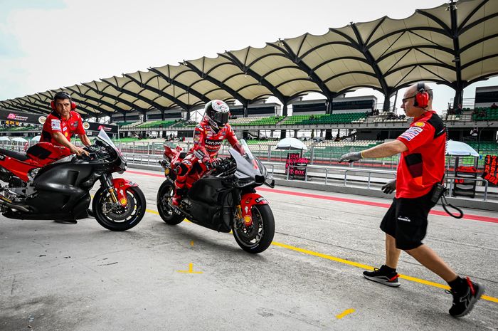 Aksi pembalap Ducati Lenovo, Francesco Bagnaia saat tes pramusim MotoGP di Sirkuit Sepang, Malaysia, 12 Februari 2023.