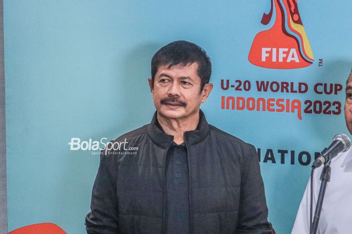 Direktur Teknik PSSI sekaligus pelatih timnas U-22 Indonesia, Indra Sjafri, sedang memberikan keterangan kepada awak media di Kantor Kemenpora, Senayan, Jakarta, Senin (13/2/2023).