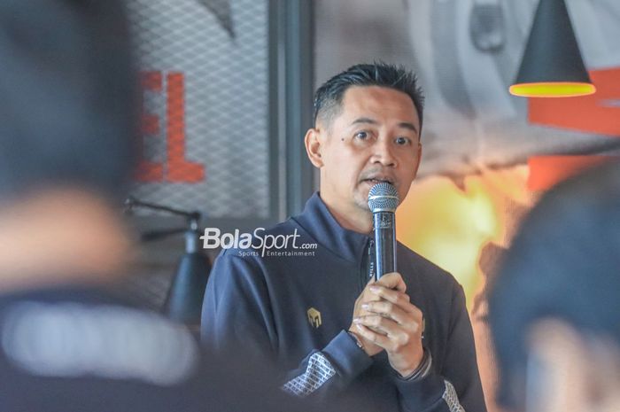 Calon Ketua Umum PSSI, Doni Setiabudi, sedang memberikan keterangan kepada awak media di kawasan Senayan, Jakarta, Senin (13/2/2023).
