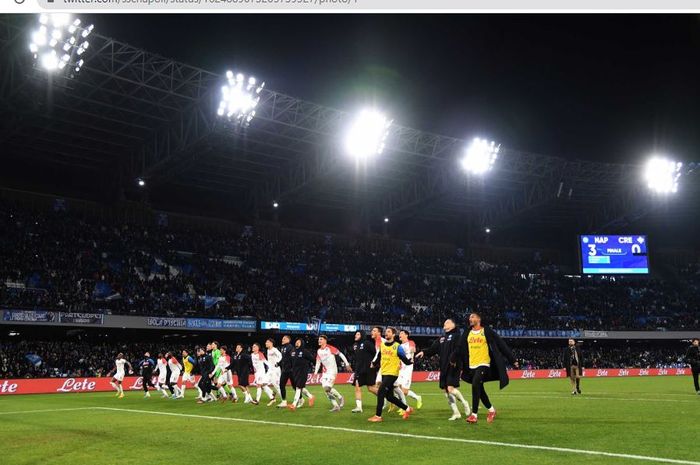 Para pemain Napoli merayakan kemenangan mereka atas Cremonese dalam giornata 22 Liga Italia 2022-2023 di Stadion Diego Armando Maradona, Minggu (12/2/2023).