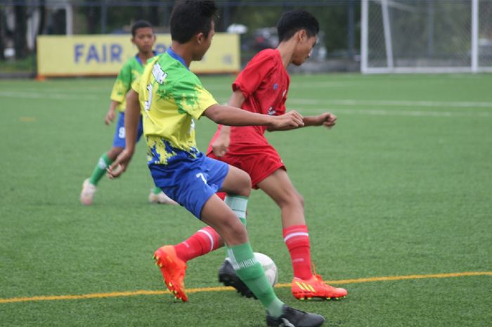 Pemain Persibotim dan SSJ Kota Bogor melakoni pertandingan pekan kedua Liga Fair Play U-14 Jabodetabek di Sentul, Bogor, 12 Februari 2023.