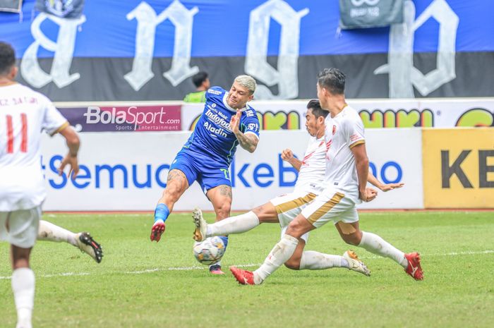 Striker Persib Bandung, Ciro Alves, sedang menendang bola dalam laga pekan ke-24 Liga 1 2022 di Stadion Pakansari, Bogor, Jawa Barat, 14 Februari 2023.