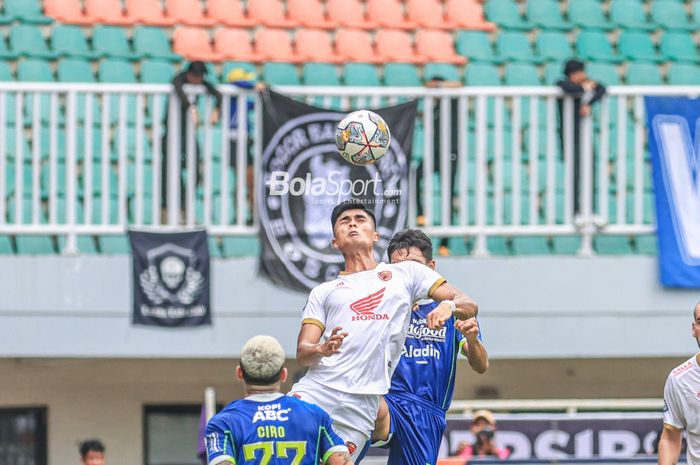 Striker PSM Makassar, Muhammad Ramadhan Sananta, sedang menyundul bola dalam laga pekan ke-24 Liga 1 2022 di Stadion Pakansari, Bogor, Jawa Barat, 14 Februari 2023.