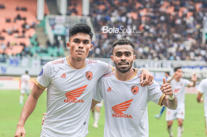 Dua pemain PSM Makassar, Muhammad Ramadhan Sananta (kiri) dan Yakob Sayuri (kanan), sedang berfoto bersama dalam laga pekan ke-24 Liga 1 2022 di Stadion Pakansari, Bogor, Jawa Barat, Selasa (14/2/2023).