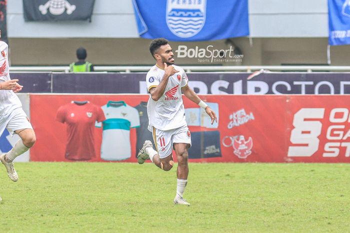 Bek sayap kiri PSM Makassar, Yance Sayuri, sedang melakukan selebrasi seusai mencetak gol dalam laga pekan ke-24 Liga 1 2022 di Stadion Pakansari, Bogor, Jawa Barat, Selasa (14/2/2023).