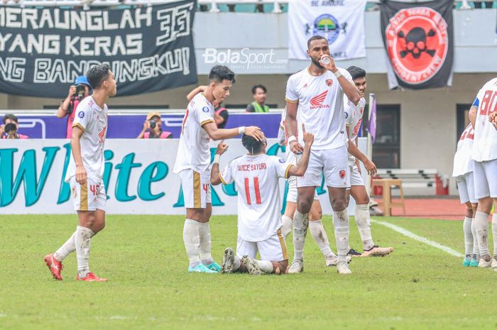 Bek sayap kiri PSM Makassar, Yance Sayuri (tengah), sedang melakukan selebrasi seusai mencetak gol dalam laga pekan ke-24 Liga 1 2022 di Stadion Pakansari, Bogor, Jawa Barat, Selasa (14/2/2023).