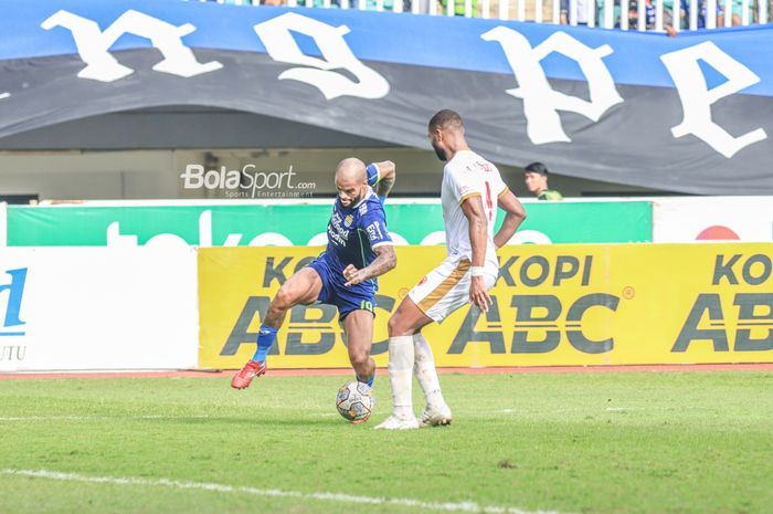 Penyerang asing Persib Bandung, David Da Silva (kiri), sedang menguasai bola dalam laga pekan ke-24 Liga 1 2022 di Stadion Pakansari, Bogor, Jawa Barat, Selasa (14/2/2023).