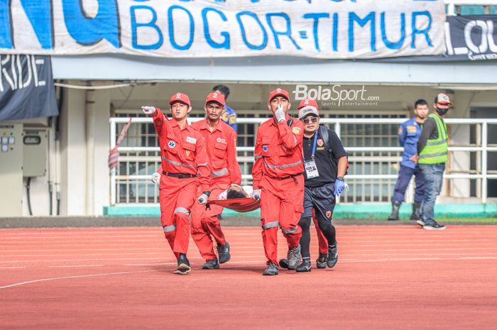 Pemain PSM Makassar, Yance Sayuri, sempat ditandu oleh tim medis saat ditarik keluar seusai laga pekan ke-24 Liga 1 2022 di Stadion Pakansari, Bogor, Jawa Barat, Selasa (14/2/2023).