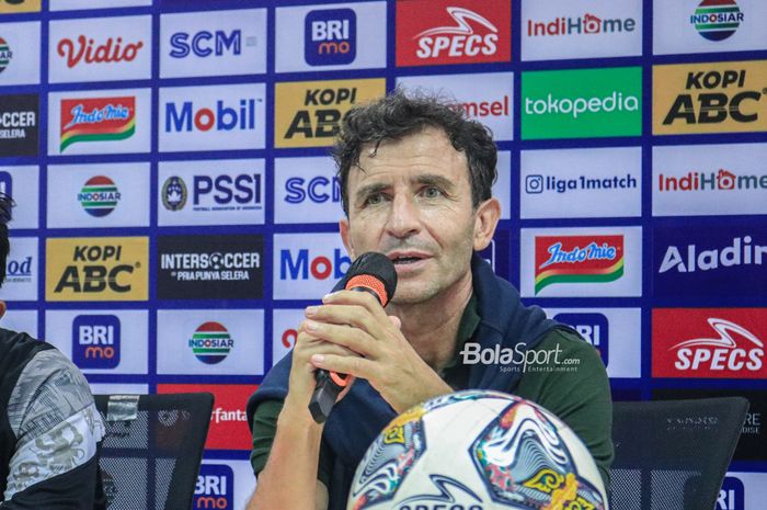 Pelatih Persib Bandung, Luis Milla, sedang memberikan keterangan kepada awak media saat sesi jumpa pers setelah laga pekan ke-24 Liga 1 2022 di Stadion Pakansari, Bogor, Jawa Barat, Selasa (14/2/2023).