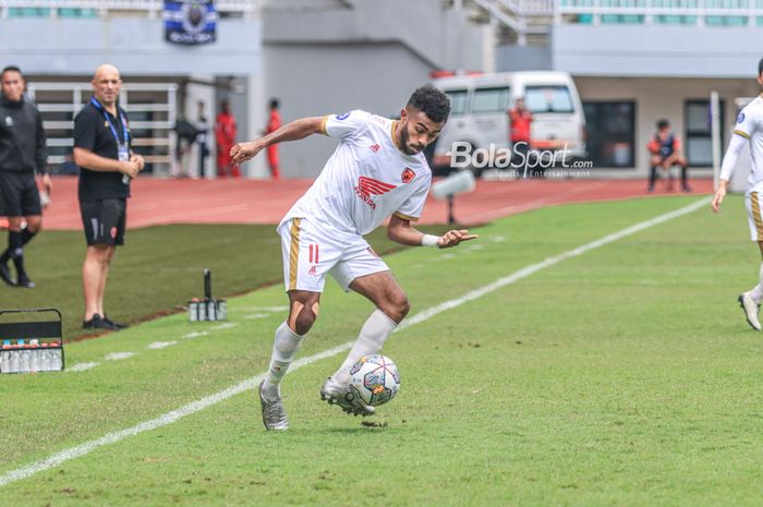 Bek sayap kiri PSM Makassar, Yance Sayuri, sedang menguasai bola saat bertanding dalam laga pekan ke-24 Liga 1 2022 di Stadion Pakansari, Bogor, Jawa Barat, Selasa (14/2/2023).