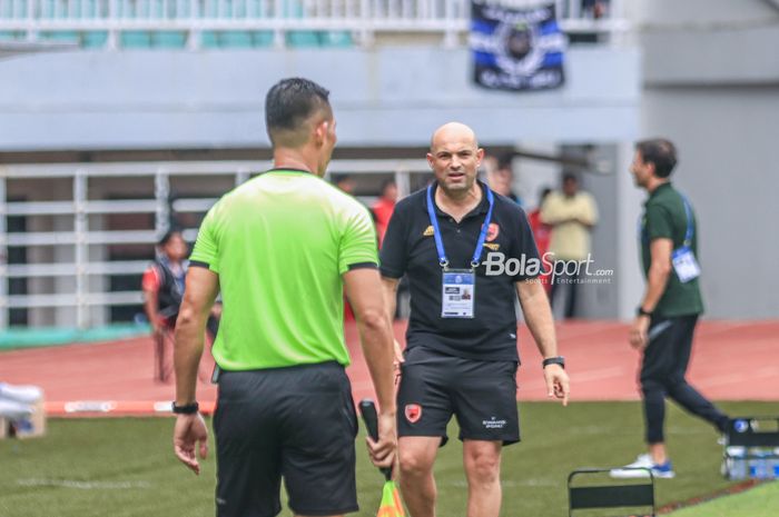 Pelatih PSM Makassar, Bernardo Tavares, sempat memandang wasit saat bertanding dalam laga pekan ke-24 Liga 1 2022 di Stadion Pakansari, Bogor, Jawa Barat, Selasa (14/2/2023).