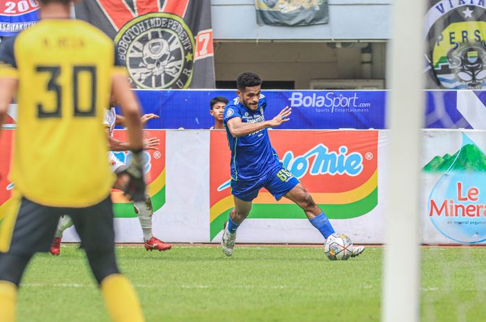 Gelandang Persib Bandung, Ricky Kambuaya, sedang menggiring bola saat bertanding dalam laga pekan ke-24 Liga 1 2022 di Stadion Pakansari, Bogor, Jawa Barat, Selasa (14/2/2023).