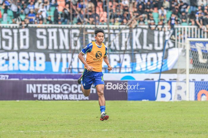 Bek Persib Bandung, Kakang Rudianto, sedang mendapatkan menu latihan tambahan seusai laga pekan ke-24 Liga 1 2022 di Stadion Pakansari, Bogor, Jawa Barat, Selasa (14/2/2023).