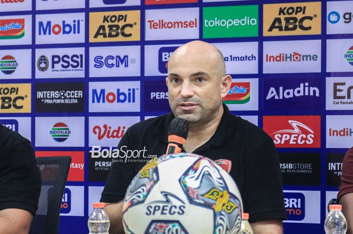 Pelatih PSM Makassar, Bernardo Tavares memiliki alasan tersendiri sering memuji suporter timnya, The Macz Man di setiap pertandingan Liga 1 2022-2023.