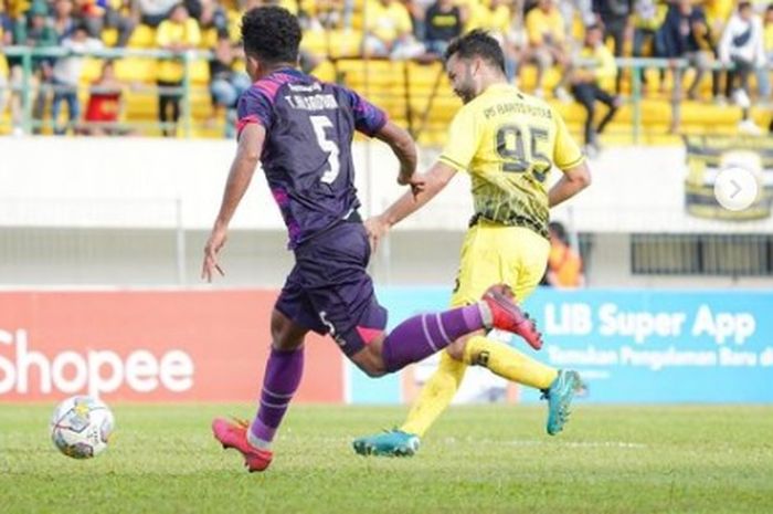 Suasana pertandingan antara Barito Putera versus RANS Nusantara FC pada laga pekan ke-24 Liga 1 2022/2023 di Stadion Demang Lehman, Kalimantan Selatan, Selasa (14/2/2023).