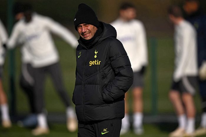 Pelatih Tottenham Hotspur, Antonio Conte, memimpin sesi latihan timnya di Tottenham Hotspur Football Club Training Ground, Senin (13/2/2023). Jelang AC Milan vs Spurs, Conte ternyata sudah raih target di Liga Champions.