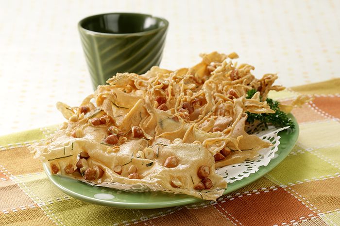 Resep peyek kacang renyah untuk sajian jajan Lebaran 2023.