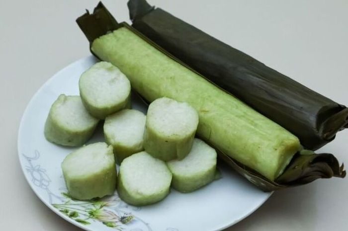 Lontong untuk hidangan Lebaran, enak disajikan bareng opor ayam dan sambal.