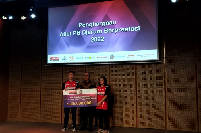 Pasangan ganda campuran junior asal PB Djarum, Verrell Yustin Mulia/Priskila Venus Elsadai, meraih penghargaan setelah merebut sembilan dan lima gelar sepanjang 2022 di Galeri Indonesia Kaya, Jakarta, Selasa (14/2/2023).