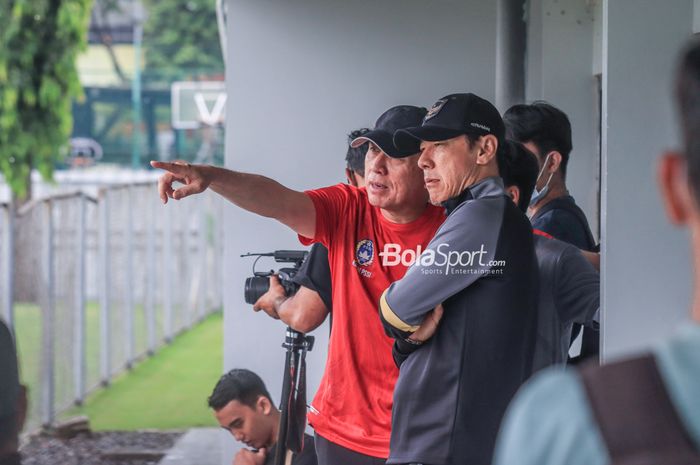 Pelatih timnas U-20 Indonesia, Shin Tae-yong (kanan) dan Ketua Umum PSSI, Mochamad Iriawan (kiri), sedang memantau para pemainnya berlatih di Lapangan A, Senayan, Jakarta, 15 Februari 2023.