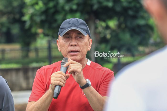 Ketua Umum PSSI, Mochamad Iriawan, sedang memberikan sembutan di Lapangan A, Senayan, Jakarta, 15 Februari 2023.